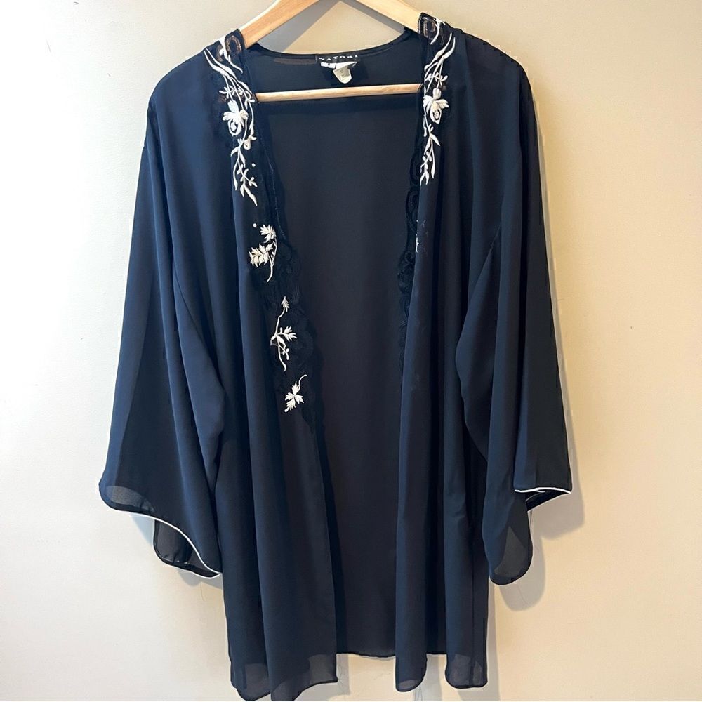 Natori kimono style robe with lace trim  XS